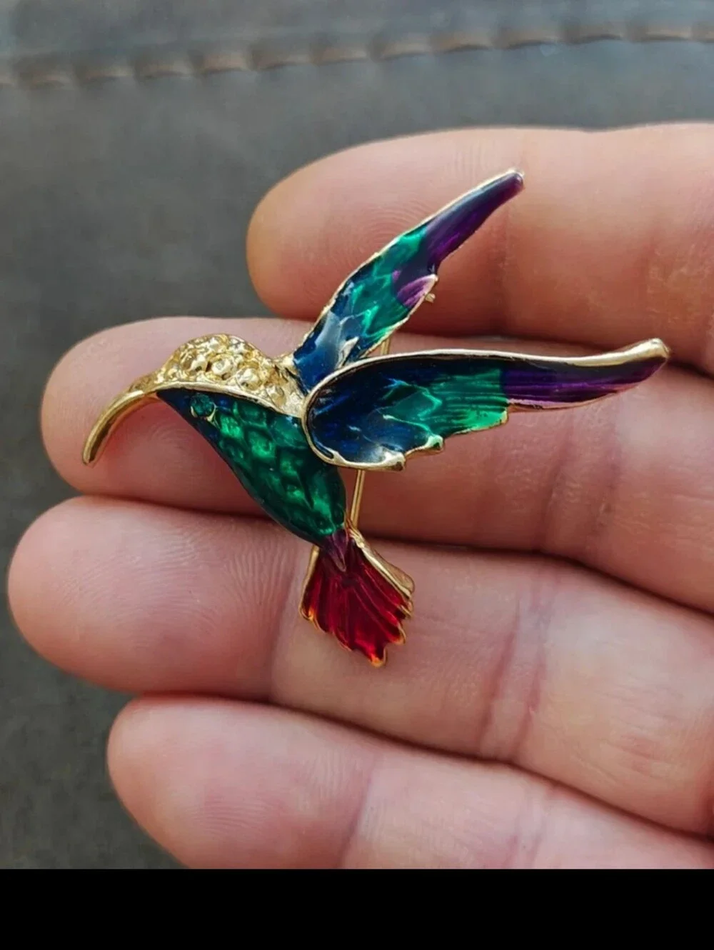 Beautiful & Colorful Vintage 1980s Hummingbird Gold Tone Enamel Pin Brooch.